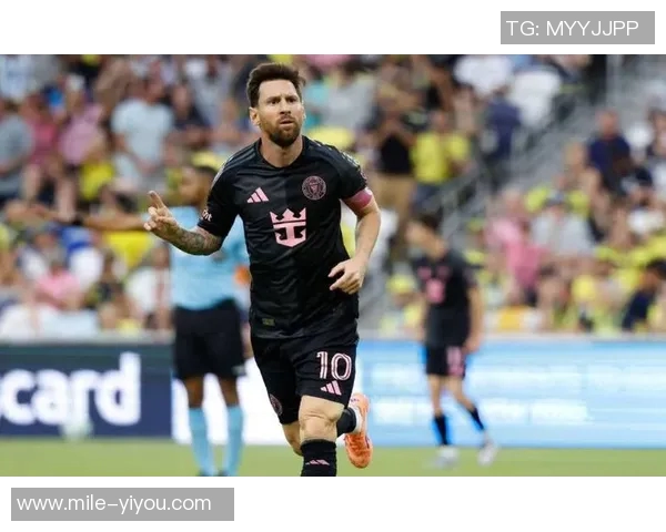 足球场上的璀璨星光这些帅气球员如何用实力和魅力征服球迷心灵